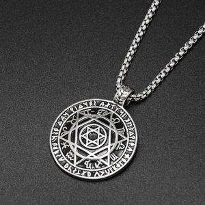 Detaillierte Nahaufnahme des silbernen Hexagramm-Anhängers mit okkulten Runenschnitzereien