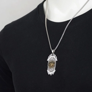 Collana hip hop unisex in acciaio al titanio con pendente ovale e motivo a fiamme