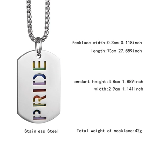 Détail d'un collier dog tag arc-en-ciel pride en acier inoxydable avec lettres découpées