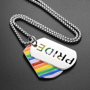 Collier Pride arc-en-ciel avec double plaque en acier et lettrage ajouré élégant