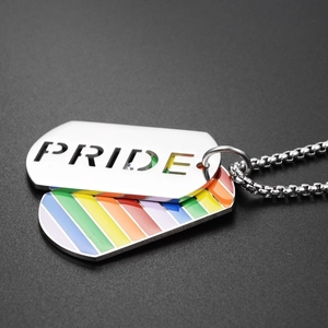Vue macro d'un pendentif Pride double couche en acier inoxydable avec couleurs arc-en-ciel