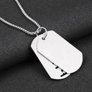 Vue macro des pendentifs plaques d'identité en acier inoxydable argenté avec fini brossé