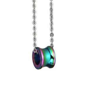 Collier en acier titane avec pendentif arc-en-ciel et chiffres romains gravés