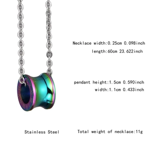 Détail du collier arc-en-ciel en acier titane avec chiffres romains et dimensions