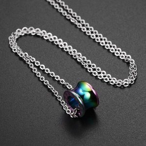 Collier hip-hop en acier titane irisé arc-en-ciel avec pendentif à chiffres romains