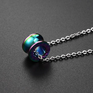 Vue macro d'un pendentif cylindrique arc-en-ciel avec gravures de chiffres romains