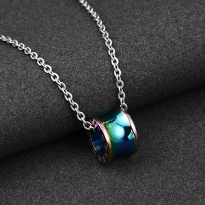 Détail macro du pendentif cylindre iridescent avec gravures de chiffres romains