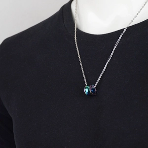 Collier hip hop en acier titane avec double anneaux et chiffres romains sur t-shirt noir