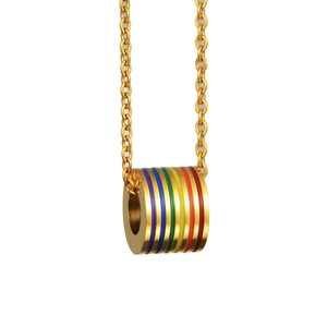 Collier avec pendentif cylindrique arc-en-ciel et chaîne dorée pour un style hip hop