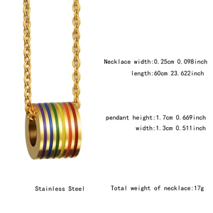 Vue macro montrant les dimensions et le poids du pendentif cylindre arc-en-ciel
