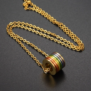 Collier en acier inoxydable doré avec pendentif cylindrique aux couleurs de l'arc-en-ciel