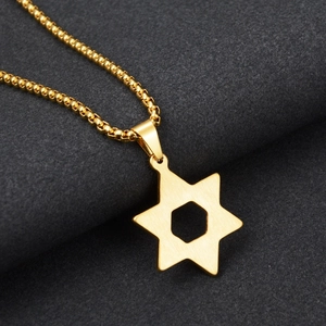 Detailaufnahme des goldenen Hexagramm-Anhängers und der gebürsteten Box-Halskette
