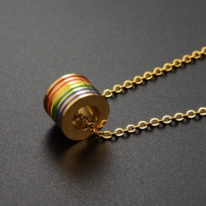 Gros plan d'un pendentif cylindrique arc-en-ciel avec chaîne dorée de style hip hop