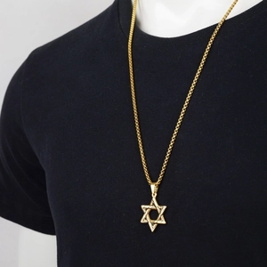 Goldene hohle Davidsstern Anhänger Halskette aus Edelstahl auf schwarzem Shirt