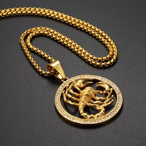 Collier hip hop en titane doré avec pendentif scorpion et cercle de zircons blancs