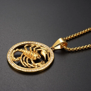 Détail macro du collier pendentif scorpion doré avec incrustation de cristaux