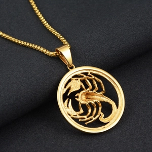 Vue macro détaillée du pendentif scorpion doré avec un cadre circulaire embossé