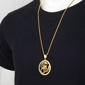 Collier hip hop avec pendentif scorpion doré et cristaux brillants sur un t-shirt noir