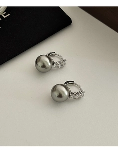 Détail des boucles d'oreilles perles grises avec zircons et fermoir en argent poli