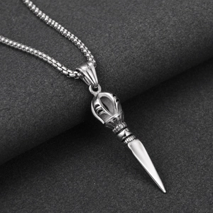 Gros plan détaillé d'un pendentif sceptre gothique argenté avec une chaîne en boîte