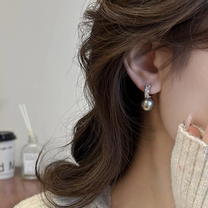 Boucles d'Oreilles Huggie En Cuivre Et Künstliche Perles Grises Pour Femmes Luxe Léger Français Créoles Avec Zirconium Bijoux De Fête