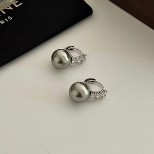 Boucles d'oreilles perles grises avec créoles argentées et pierres de zircone cubique
