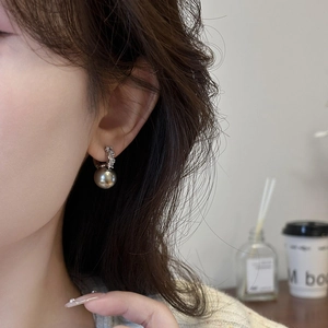 Élégantes boucles d'oreilles perles gris foncé avec anneaux en argent et zircone