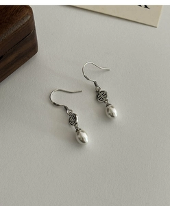 Dettaglio degli orecchini retrò in argento con perle bianche e marchio di garanzia S925