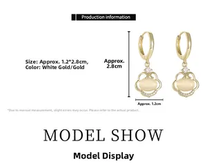 Détail de la taille des boucles d'oreilles opale Ruyi en finitions or et platine