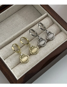 Vue détaillée des boucles d'oreilles Ruyi avec pierre œil de chat en finitions or et argent