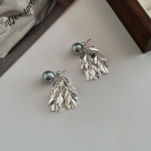 Boucles d'oreilles élégantes avec pampilles d'ailes, perles grises et fini argent
