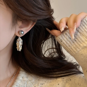 Boucles d'oreilles élégantes avec perle foncée et ailes pour un style minimaliste