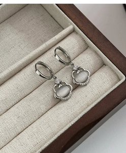 Détail de boucles d'oreilles Ruyi en oeil-de-chat avec monture en argent et zircon