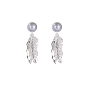 Boucles d'oreilles ailes en argent avec perles gris-violet au design élégant
