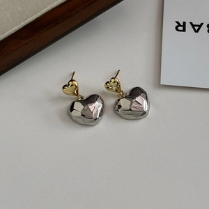 Boucles d'oreilles cœur bicolores avec haut doré et pendentif argenté martelé