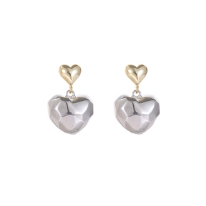 Élégantes boucles d'oreilles cœur bicolores avec clous dorés et pendentifs en argent facetté