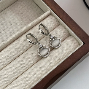 Boucles d'oreilles créoles Ruyi en argent avec pierre oeil de chat et zircons