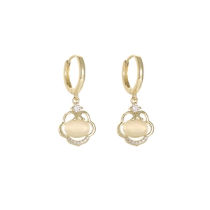 Boucles d'oreilles ruyi dorées avec pierre œil-de-chat et accents en zircone