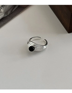 Vue détaillée d'une bague multicouche argentée texturée ornée d'une perle d'onyx noire