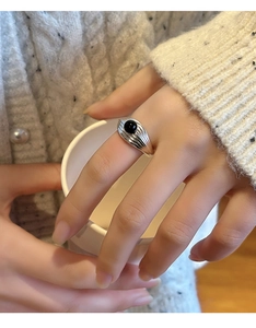 Gros plan sur une bague vintage multicouche en argent avec perle d'onyx noire