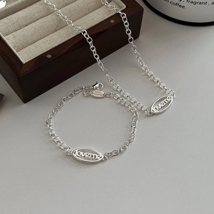 Parure Collier Bracelet en Cuivre Minimaliste Pendentif Ovale Lettres Love Me Plaqué Argent Bijoux Romantiques Cadeau Femme Accessoire