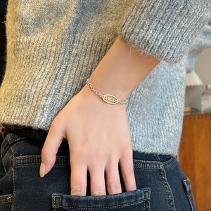 Bracelet à maillons argentés avec plaque ovale dorée et inscription LOVEME gravée