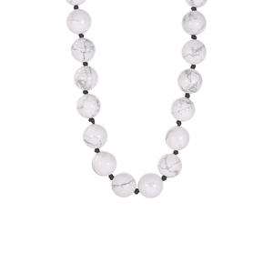 Ketting van witte turquoise kralen met zwart koord en natuurlijk marmeren patroon