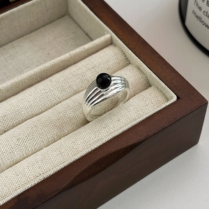 Bague vintage multicouche en argent avec onyx noir présentée dans un coffret cadeau en bois