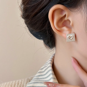 Boucles d'oreilles carrées dorées élégantes avec motif cœur et texture quadrillée