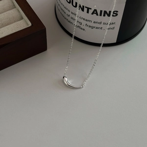 Élégant collier sourire en argent avec pendentif goutte au design minimaliste