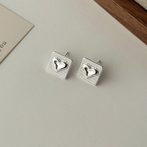 Boucles d'oreilles carrées argentées avec texture quadrillée et motif de cœur