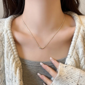 Collier élégant avec pendentif sourire en argent et texture étoile sur le cou de femme