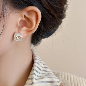 Boucles d'oreilles carrées dorées avec motif à carreaux et cœur gaufré pour femme
