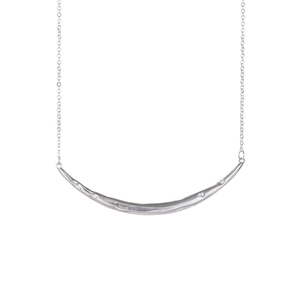 Collier avec pendentif sourire en argent minimaliste, barre arquée et chaîne délicate